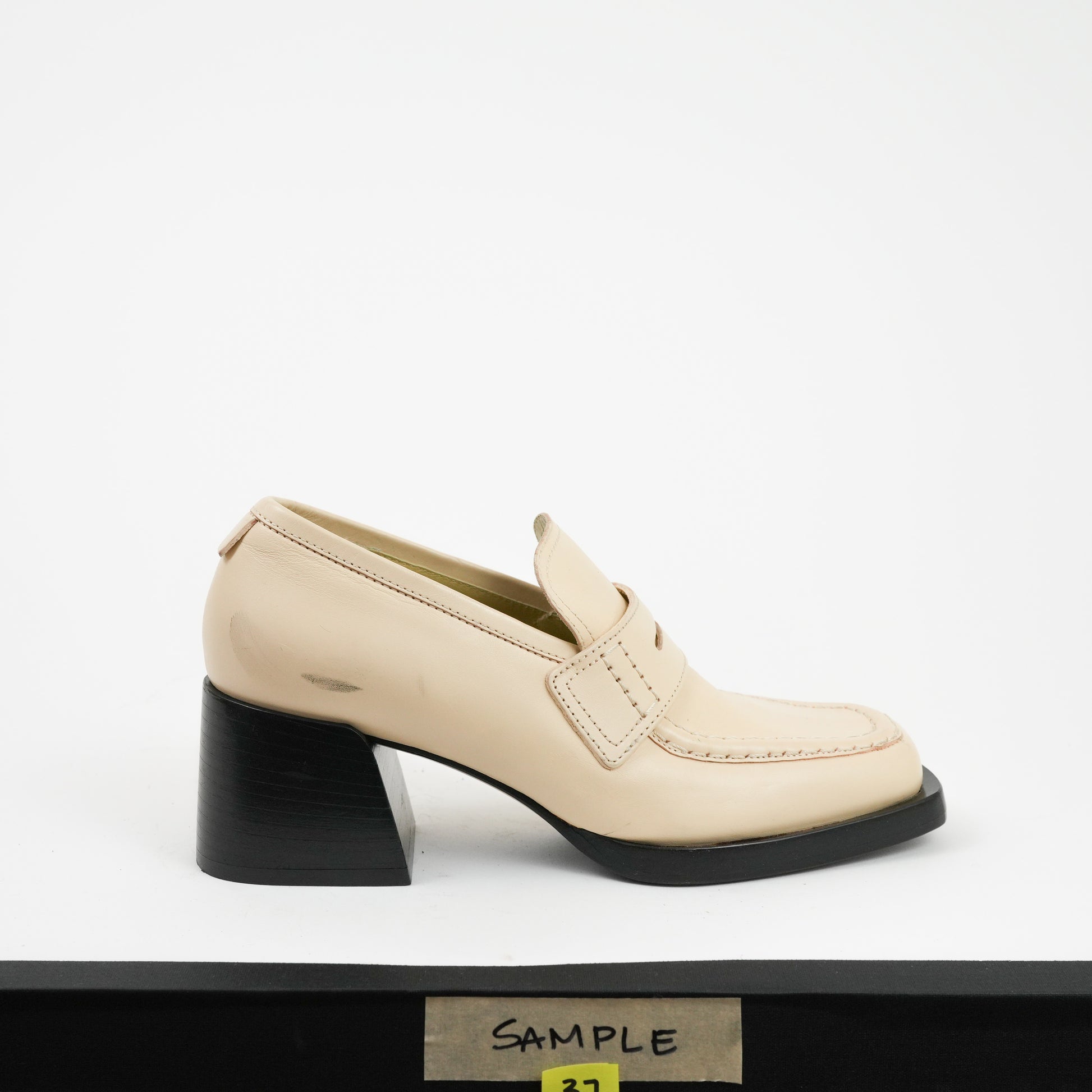 Kitty Loafer Cream Sample Size 37