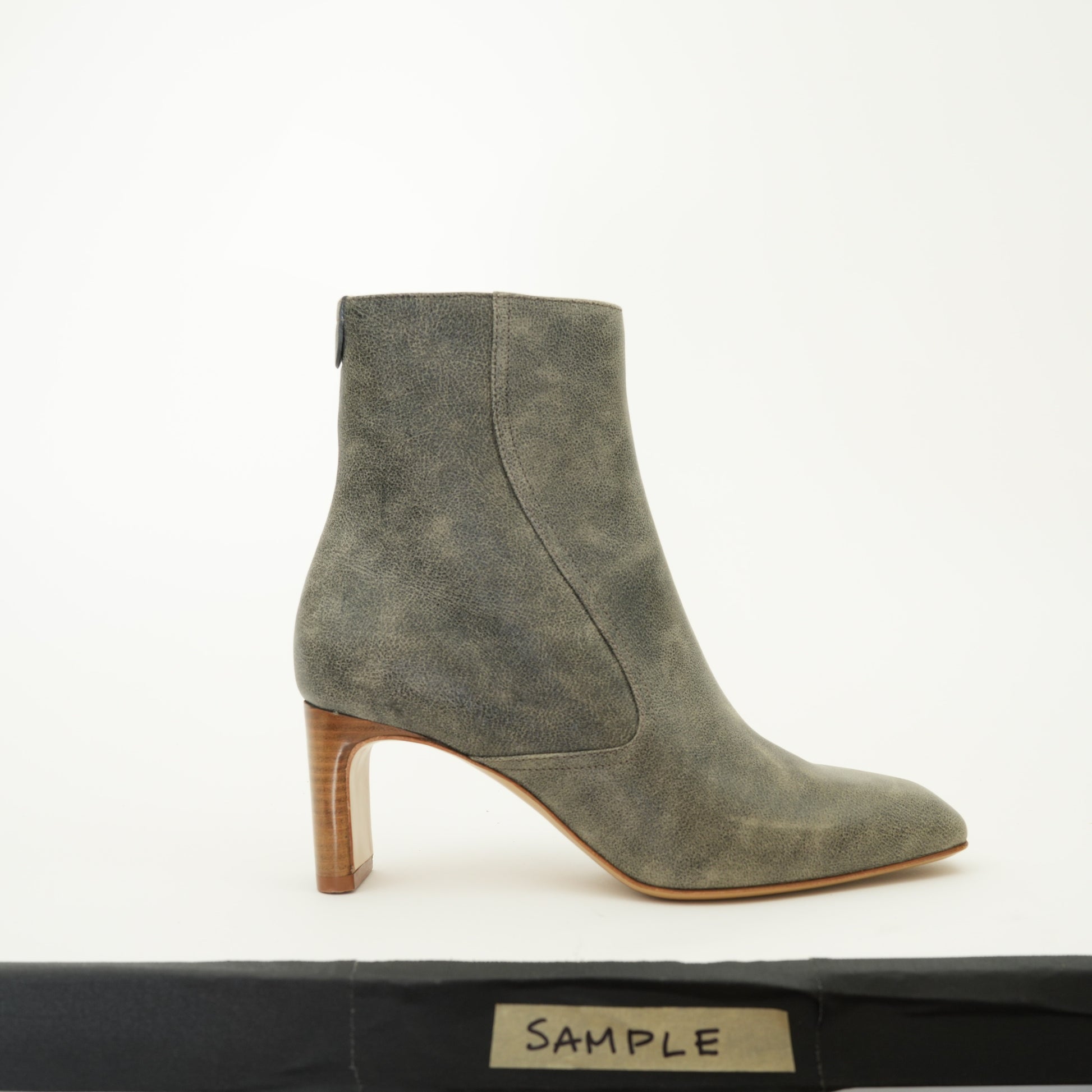 Jules II Crackled Leather Sample 37